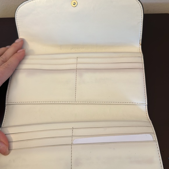 Coach white wallet. Good condition, coach and buggy icon! - Picture 6 of 9